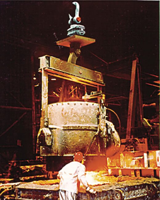 Báscula de grúa funcionando en una refinería