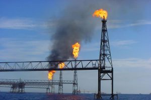 Plataforma marítima con sistemas de seguridad industrial