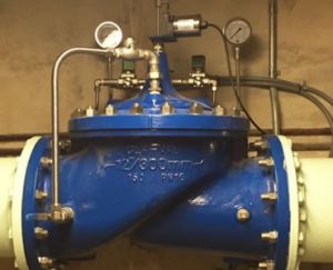 Foto de una válvula de control de flujo de agua en un sistema de bombeo